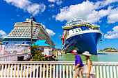 Antigua und Barbuda, Westindische Inseln, Insel Antigua. St. John's. Touristen vor den Kreuzfahrtschiffen. Celebrity Equinox und Celebrity Beyond. Celebrity Kreuzfahrten