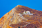 Blick auf die Kirche Panagia Kimissis auf einer Klippe über dem Meer, Chora, Insel Folegandros, Kykladen-Inseln, Griechische Inseln, Griechenland, Europa