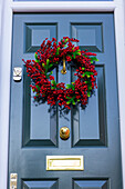 Weihnachtskranz an der Eingangstür, London, England, Vereinigtes Königreich