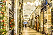 Die Piccadilly Arcade zu Weihnachten, London, England, Vereinigtes Königreich