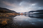 Verlassenes rosa Haus am Loch Glass, Highlands, Schottland, Vereinigtes Königreich