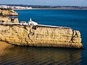 Drohnen-Panoramablick auf die Festung Nossa Senhora da Rocha (Festung Unserer Lieben Frau vom Felsen) (Burg von Porches), Porches, Lagoa, Algarve, Portugal