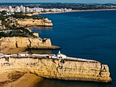 Drohnen-Panoramablick auf die Festung Nossa Senhora da Rocha (Festung Unserer Lieben Frau vom Felsen) (Burg von Porches), Porches, Lagoa, Algarve, Portugal