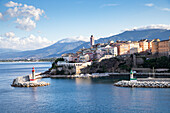 Sommerliches Stadtpanorama von Bastia, Insel Korsika, Frankreich