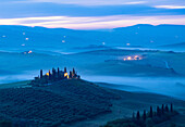 Sonnenaufgang über Belvedere, Val d'Orcia, UNESCO, Toskana, Italien