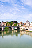 Blick auf die Ponte Vittorio Emanuele II und die Kuppel der Basilika San Pietro, Rom, Latium, Italien