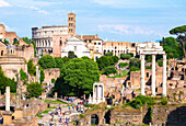 Das Forum Romanum (Römisches Forum), Basilica di Santa Francesca Romana und Glockenturm und das Kolosseum, UNESCO, Rom, Latium, Italien