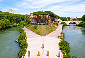 Blick auf die Tiberinsel (Isola Tiberina) und Ponte Cestio, Rom, Latium, Italien