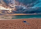 Stand Up Paddle Board in der Morgendämmerung am Pink Beach, South Shore, Smiths, Bermuda