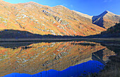 Reflections in Loch Shiel, Glenshiel, Highlands, Schottland, Vereinigtes Königreich