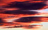 Wolken bei Sonnenuntergang über dem Bristolkanal von Ogmore-by-Sea, Bridgend, Südwales, Vereinigtes Königreich