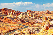 Panoramastraße im Valley of Fire State Park an einem sonnigen Sommertag, Nevada, Vereinigte Staaten von Amerika