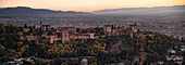 Sonnenuntergang über der Alhambra und dem Albaicin, UNESCO, Granada, Andalusien, Spanien