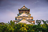 Schloss Osaka zur goldenen Stunde beleuchtet, Osaka, Honshu, Japan