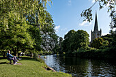 Blick auf den Fluss Avon mit der Holy Trinity Church im Hintergrund, Stratford-upon-Avon, Warwickshire, England, Vereinigtes Königreich