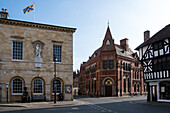 Kreuzung von High und Ely Street mit dem Rathaus auf der linken Seite, Stratford-upon-Avon, Warwickshire, England, Vereinigtes Königreich