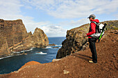 Junge Frau beim Spaziergang auf der kleinen Insel Cevada, Halbinsel Sao Lourenco, Insel Madeira, Atlantischer Ozean, Portugal