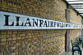 Llanfairpwllgwyngyllgogerychwyrndrobwllllllantysiliogogogoch (Llanfair PG) (Llanfairpwll), einer der längsten Ortsnamen der Welt, Anglesey, Wales, Vereinigtes Königreich