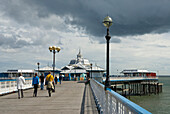 Llandudno Pier Pavilion Theatre at the North Parade end of promenade, Llandudno, Clwyd, Wales, Vereinigtes Königreich