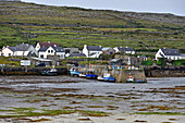 Kleiner Hafen von Rossaveel Lower, Inishmore, die größte der Aran-Inseln, Galway Bay, Grafschaft Galway, Connacht, Republik Irland