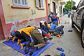 Muslimische Kinder beten auf der Straße, Bezirk Medina, Dakar, Senegal, Westafrika