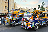 Bunter Bus in einer Straße, Dakar, Senegal, Westafrika