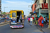 Bunter Bus in einer Straße von Dakar, Senegal, Westafrika