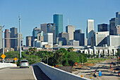 Blick auf die Skyline von Houston im Süden, Texas, Vereinigte Staaten von Amerika