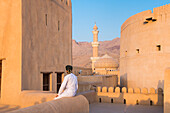 Abdullah, Museumsführer, posiert im Fort von Nizwa, Region Ad Dakhiliyah, Sultanat Oman, Arabische Halbinsel