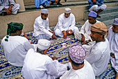 Männer beim Kartenspiel, Rustaq, Sultanat Oman, Arabische Halbinsel