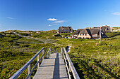 Traditionelle Reetdachhäuser inmitten von Sanddünen, Rantum, Sylt, Schleswig Holstein, Deutschland, Europa