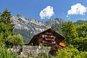 Traditionelles Chalet mit Brienzer Rothorn, Brienz, Berner Oberland, Schweiz