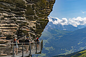 Menschen auf dem First Cliff Walk, First, Jungfrau Region, Berner Oberland, Schweiz