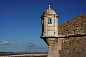 Der Hafen und das Fort da Ponta da Bandeira in der Altstadt von Lagos, Algarve, Portugal