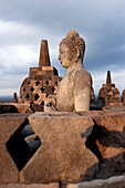 Buddha-Statue aus Stein, Borobudur, Mahayana-Buddhistischer Tempel aus dem 9. Jahrhundert, UNESCO, Java, Indonesien