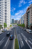 Blick auf den Verkehr und Hochhäuser im Akasaka-Bezirk von Minato, Minato City, Tokio, Honshu, Japan