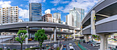 Blick auf eine Straßenkreuzung und Hochhäuser in Minato City, Roppongi, Bezirk 3 Chome 1, Tokio, Honshu, Japan