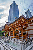 Blick auf den Nishikubo Hachiman Shinto-Schrein und Hochhäuser, 5 Chome, Toranomon, Minato City, Tokio, Honshu, Japan