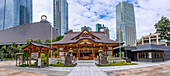 Blick auf den Nishikubo Hachiman Shinto-Schrein und Hochhäuser, 5 Chome, Toranomon, Minato City, Tokio, Honshu, Japan