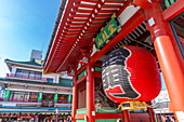 Blick auf das Kaminarimon-Tor, Eingang zum Senso-ji-Tempel, Asakusa, Stadt Taito, Tokio, Honshu, Japan