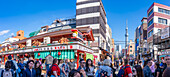 Blick auf die Nakamise-dori-Straße, Eingang zum Senso-ji-Tempel und Tokyo Skytree, Asakusa, Stadt Taito, Tokio, Honshu, Japan