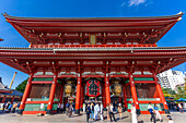 Blick auf das Hozomon-Tor des Senso-ji-Tempels, Asakusa, Taito-Stadt, Tokio, Honshu, Japan