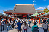 Blick auf den Senso-ji-Tempel, Asakusa, Taito-Stadt, Tokio, Honshu, Japan