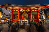 Blick auf das Kaminarimon-Tor, Eingang zum Senso-ji-Tempel bei Nacht, Asakusa, Taito City, Tokio, Honshu, Japan