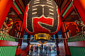 Blick auf das Kaminarimon-Tor, Eingang zum Senso-ji-Tempel bei Nacht, Asakusa, Taito City, Tokio, Honshu, Japan