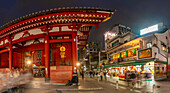 Blick auf das Kaminarimon-Tor, Eingang zum Senso-ji-Tempel bei Nacht, Asakusa, Taito City, Tokio, Honshu, Japan