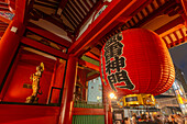 Blick auf das Kaminarimon-Tor, Eingang zum Senso-ji-Tempel bei Nacht, Asakusa, Taito City, Tokio, Honshu, Japan