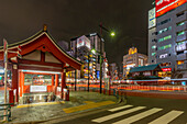 Blick auf den U-Bahn-Eingang in Asakusa bei Nacht, Asakusa, Taito City, Tokio, Honshu, Japan