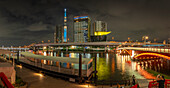 Blick auf den Tokyo Skytree, die Azuma-Brücke und den Sumida-Fluss bei Nacht, Asakusa, Taito City, Tokio, Honshu, Japan