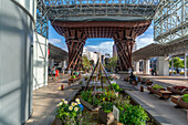 Torii-förmiger Eingang zum Bahnhof Kanazawa, entworfen von den Architekten Sejima und Nishizawa, Stadt Kanazawa, Präfektur Ishikawa, Honshu, Japan